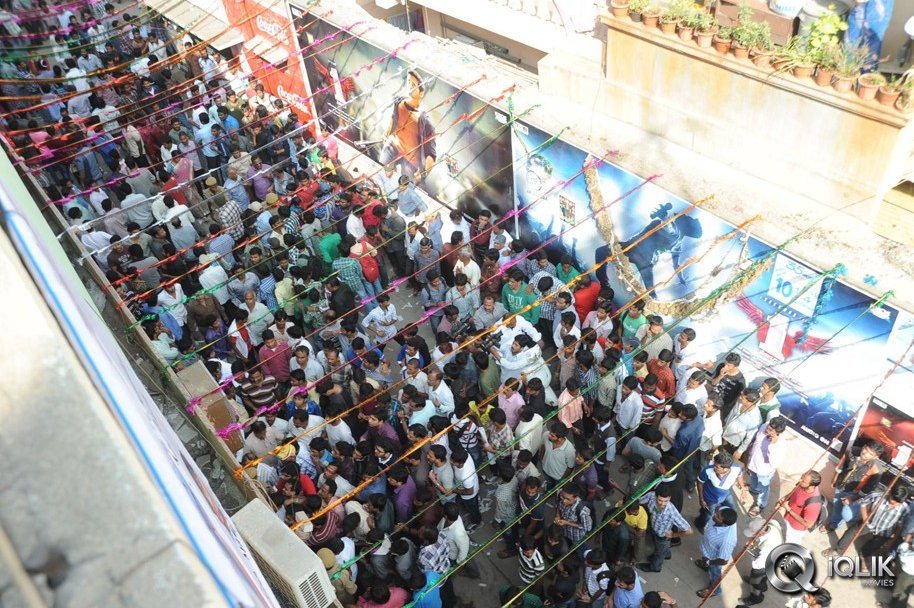 1-Nenokkadine-Hungama-at-RTC-Cross-Roads